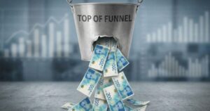 דלי עם חור הממחיש אבחון איקומרס לקוי ודליפת תקציב בשלב ה-Top of Funnel.