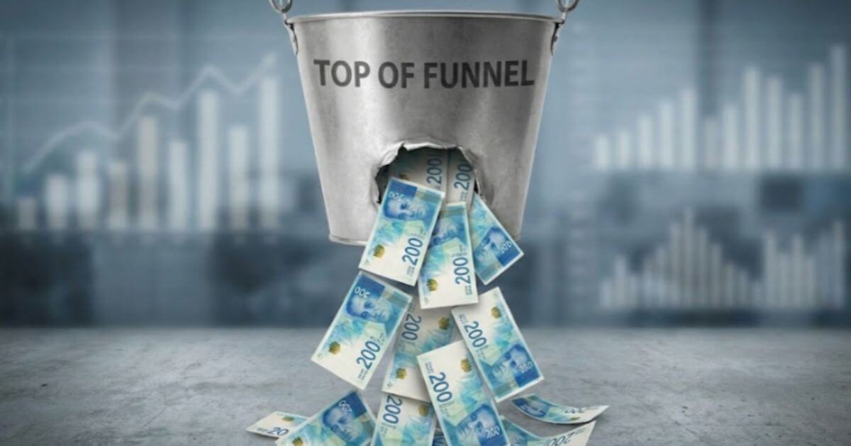 דלי עם חור הממחיש אבחון איקומרס לקוי ודליפת תקציב בשלב ה-Top of Funnel.